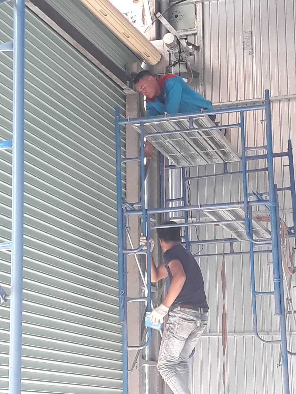 thợ sửa cửa cuốn quận 3 kinh nghiệm Thợ sửa cuốn quận 3 tay nghề cao