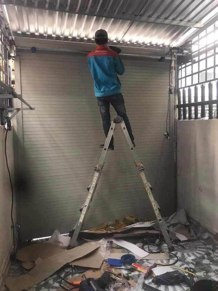 thợ kinh nghiệm sửa cửa cuốn quận 10 Kỹ thuật viên sửa cửa cuốn quận 10