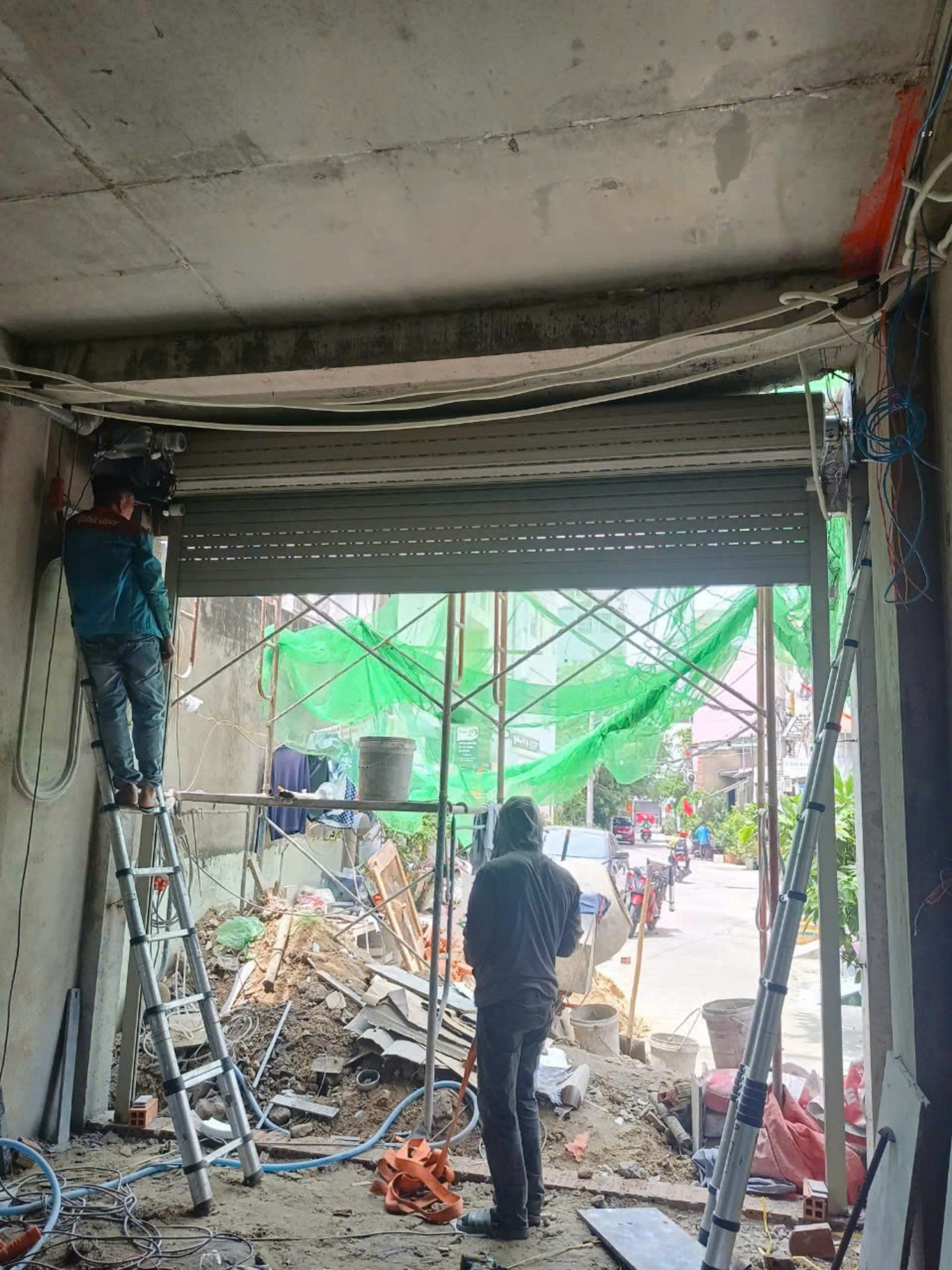 lắp đặt cửa cuốn tại Tân Phú cửa cuốn Tân Phú giá rẻ