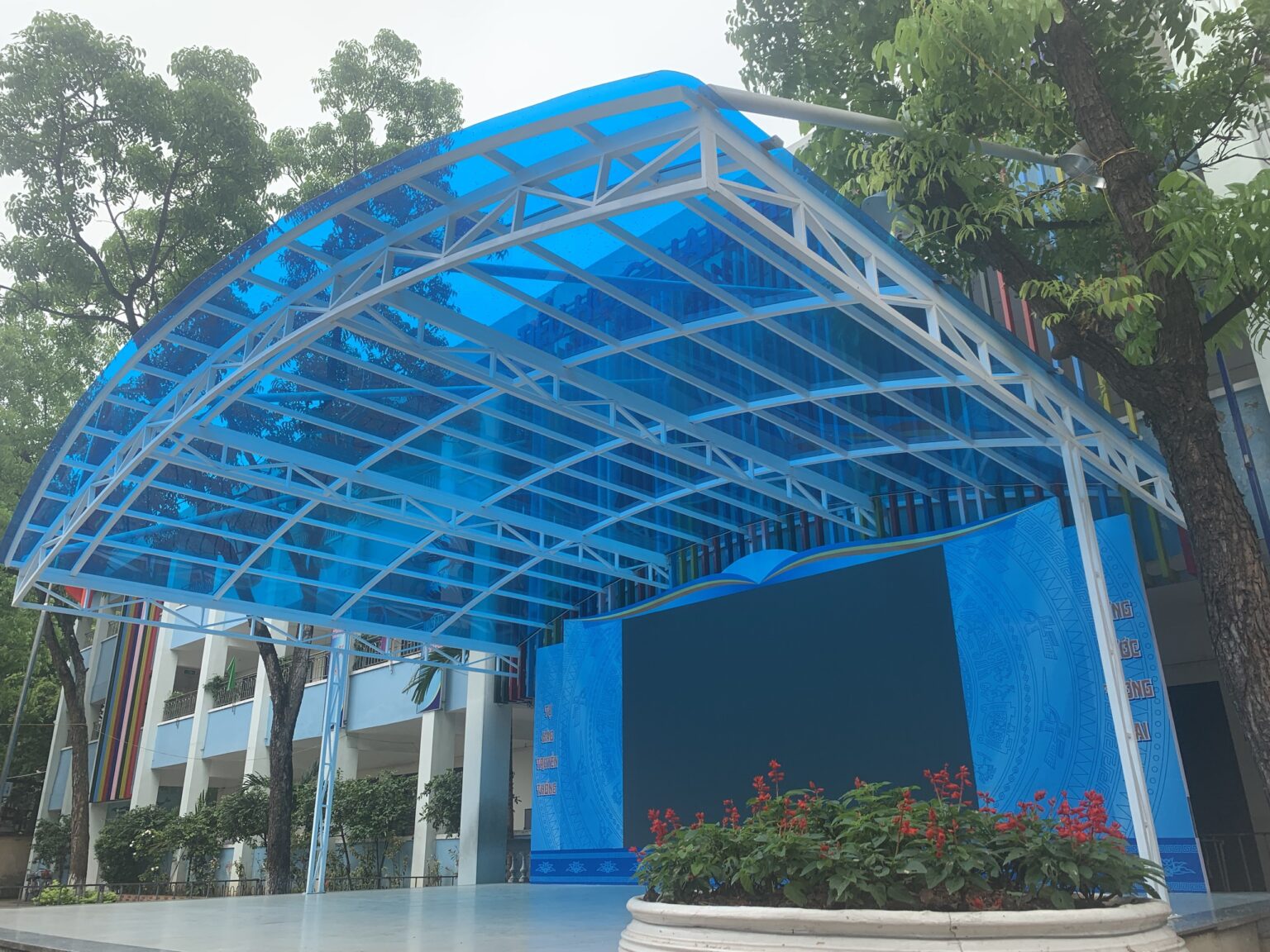 tấm lấy sáng poly đặc 4mm poly đặc 4mm làm mái che