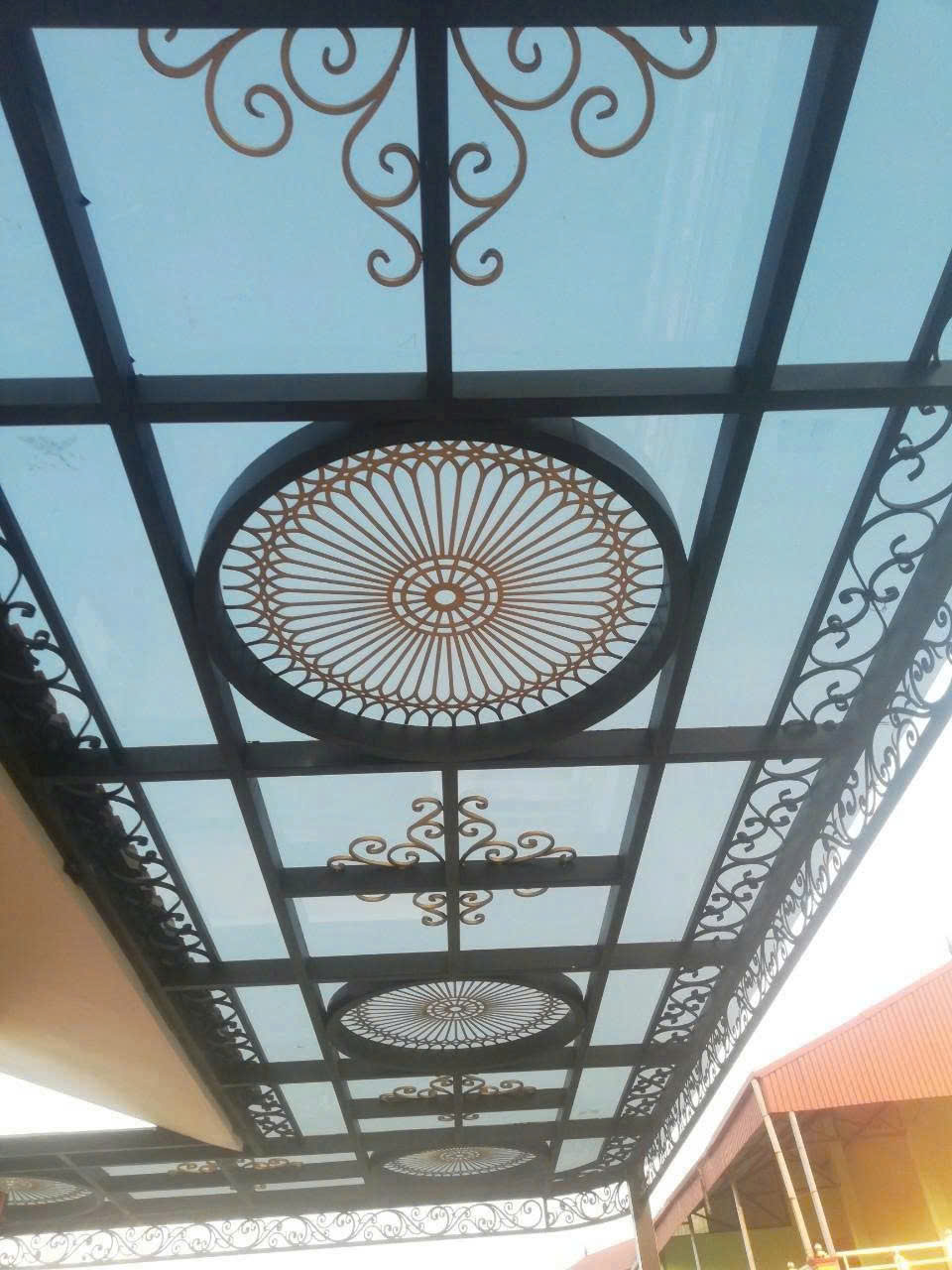 tấm poly đặc giá rẻ làm mái che mai che tấm poly đặc