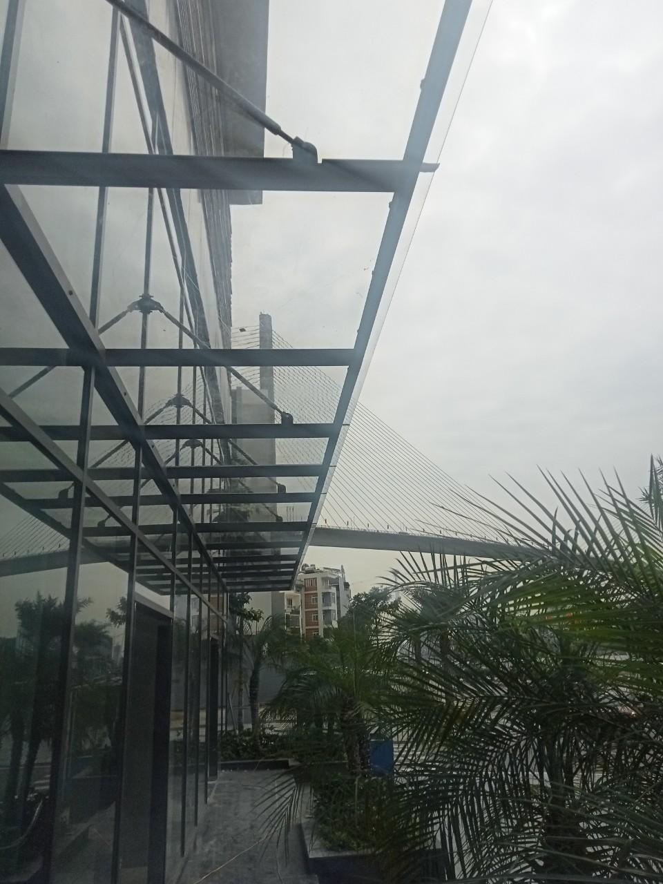 lắp đặt mái che poly đặc thi công mái che poly đặc