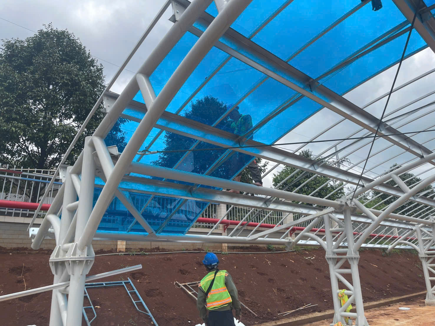 tấm poly đặc làm mái che mái che poly đặc giá tốt