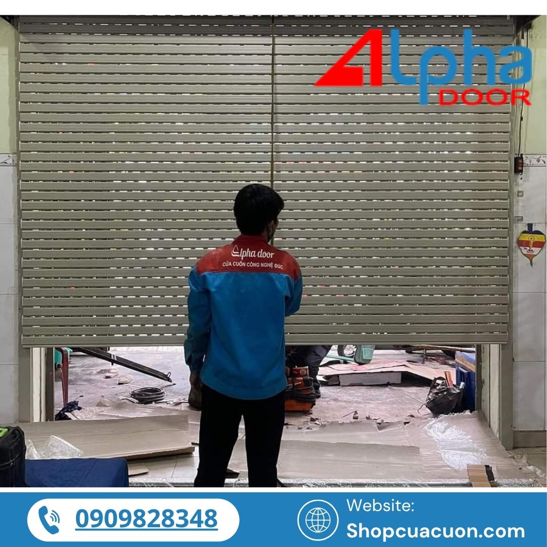 Dòng cửa cuốn Alpha Door chuyên dùng cho shop thời trang không chỉ là lớp bảo vệ mà còn là phần mở đầu ấn tượng trong trải nghiệm khách hàng