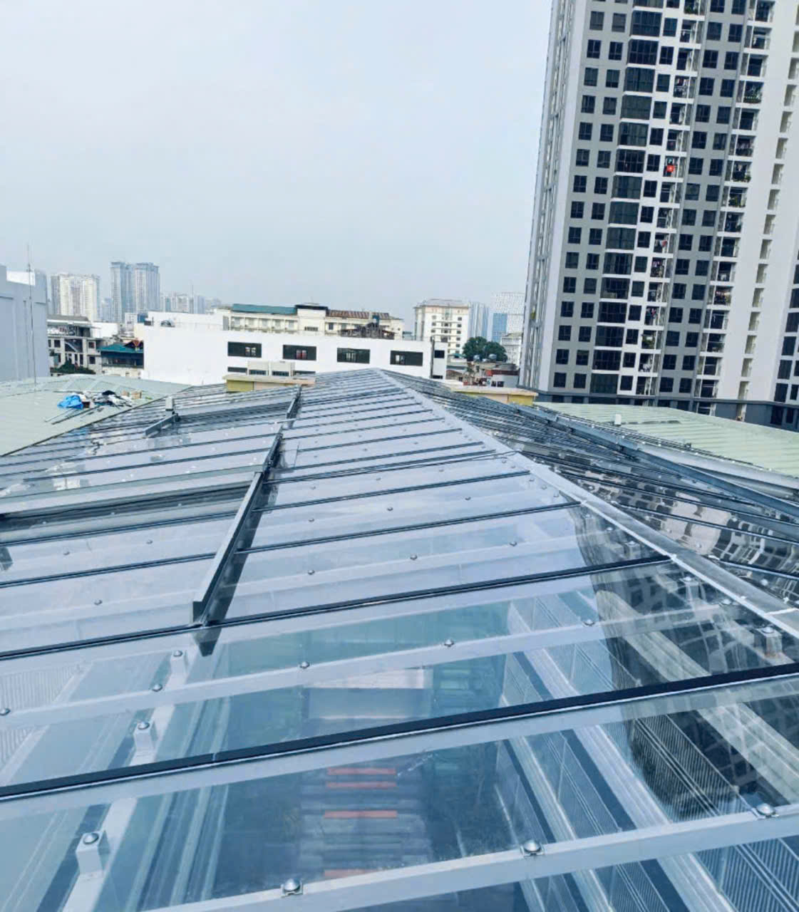 Thi Công Mái Che Poly Đặc Lấy Sáng Bền Đẹp Báo Giá Trọn Gói