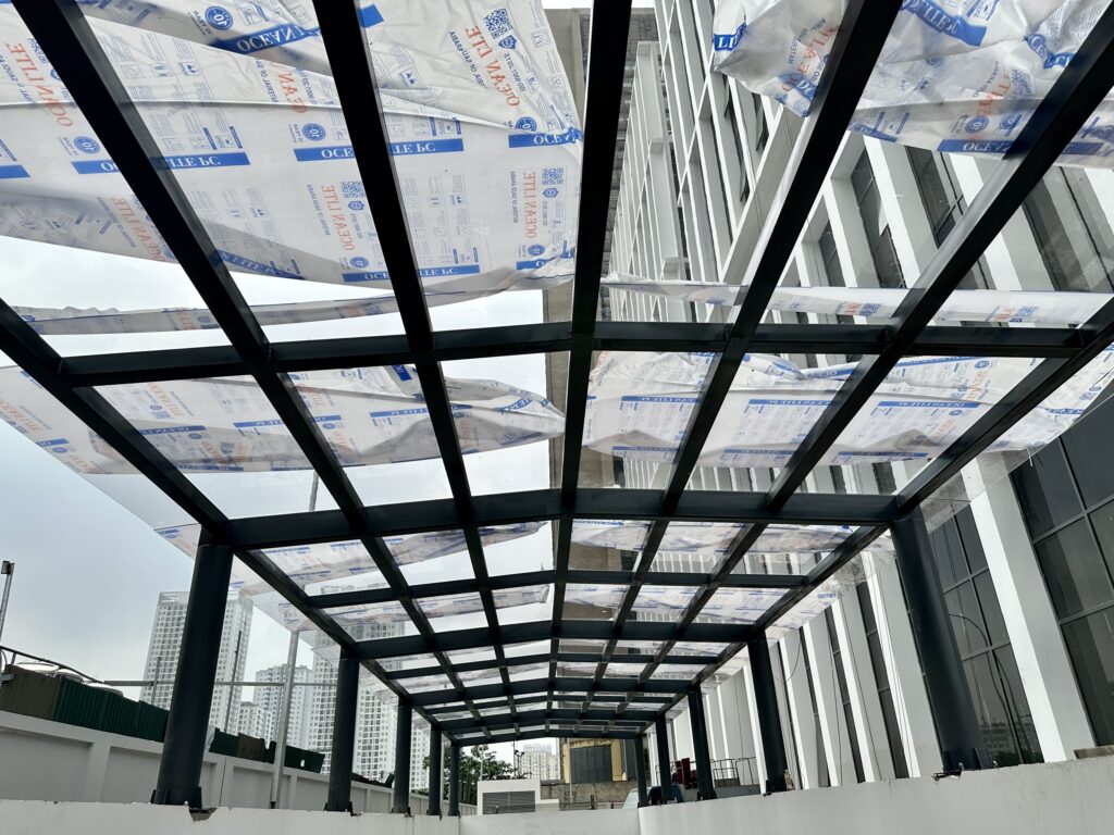 Thi Công Mái Che Poly Đặc Tại Cà Mau Giá Rẻ, Bền Đẹp, Bảo Hành 10 Năm